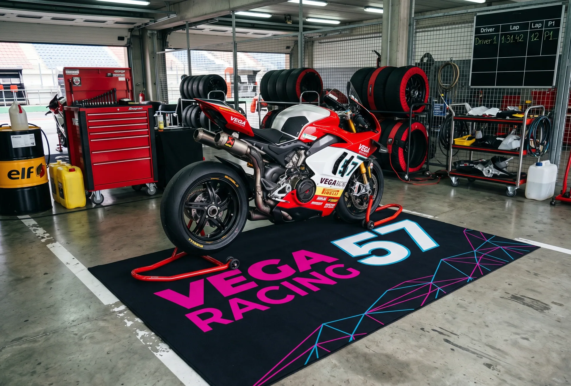 Alfombra personalizada para motorsport — equipo Vega Racing #57 en pit box
